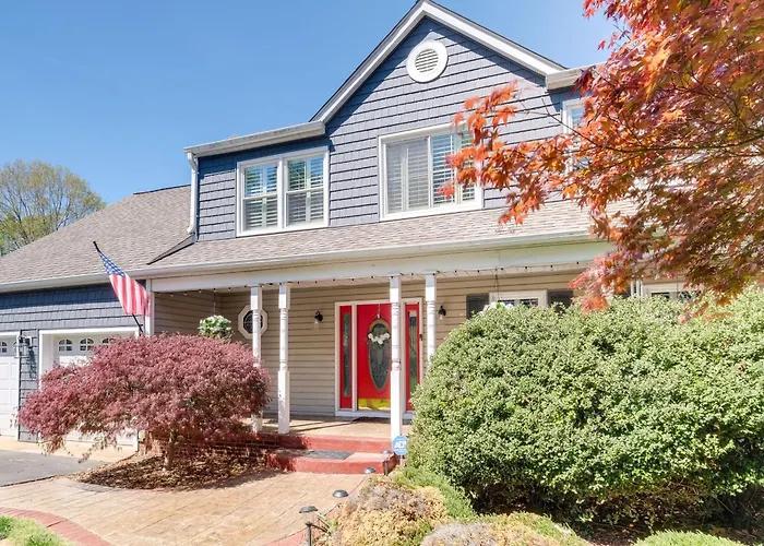 Pool, Hot Tub & Fun! Family Home Near Quantico