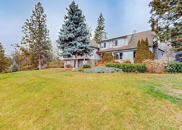 Dog-Friendly Hilltop Estate With Fireplace & Incredible Columbia River View