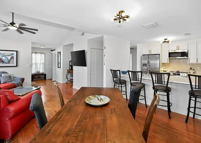 Palm Harbor Retreat•Near Beaches •Boating •Parking
