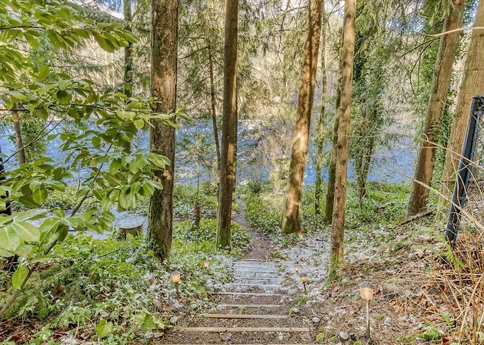 Quiet Riverfront Cabin With Private Hot Tub & Scenic Location