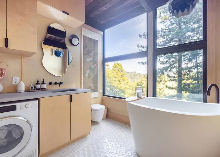 Two Creeks Treehouse