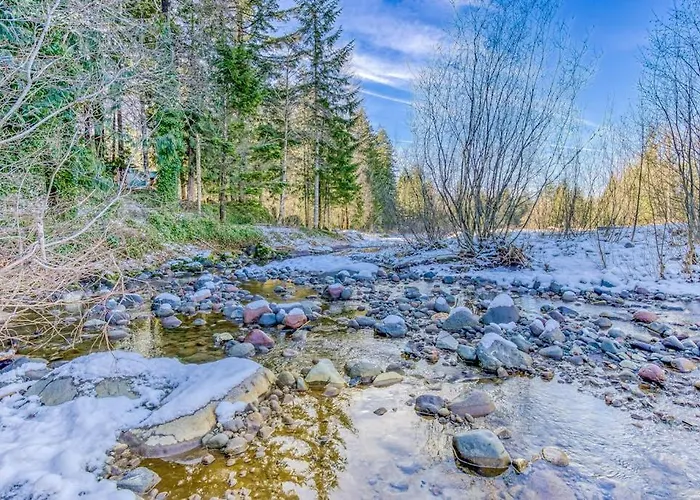 Quiet Riverfront Cabin With Private Hot Tub & Scenic Location