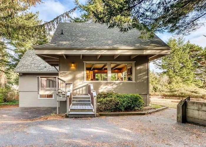 Gorgeous Riverfront House With Entertainment - Near Bay Street And The Beach