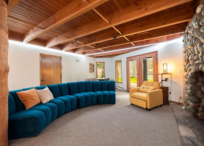 Luxury Riverfront Estate Hot Tub Views-Ideal For Large Groups Or Family Getaways