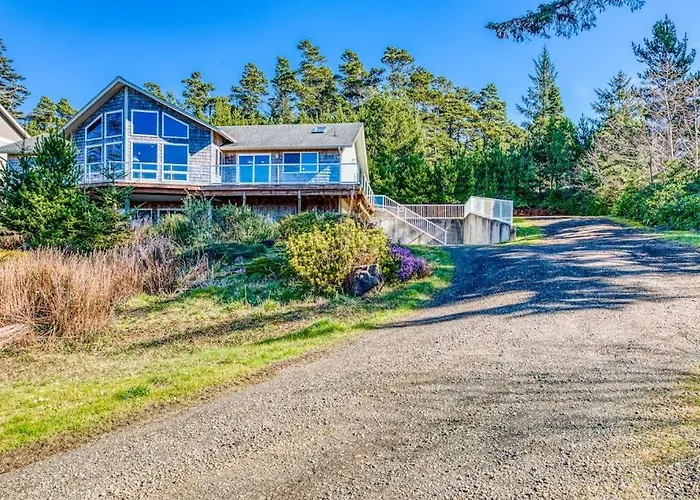 Dog-Friendly House With Ocean & Mountain Views - Easy Beach & Park Access Game Room