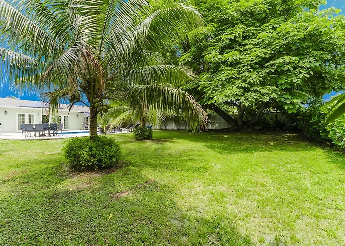 Fabulous 3 Bedroom Home With Huge Pool And Garden