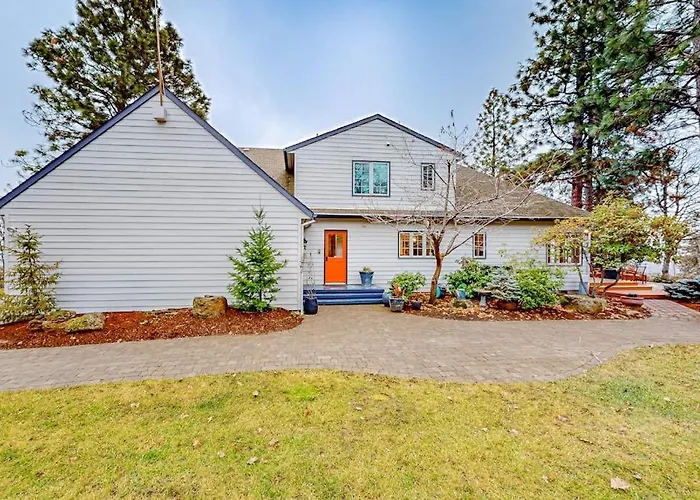 Dog-Friendly Hilltop Estate With Fireplace & Incredible Columbia River View