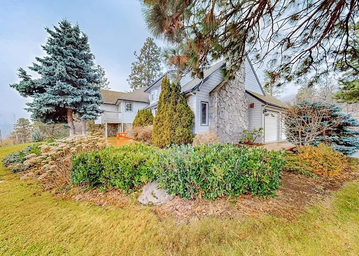 Dog-Friendly Hilltop Estate With Fireplace & Incredible Columbia River View