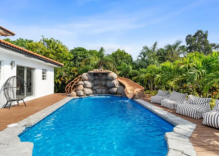 Glam Manor Exclusive Mansion W Spa, Waterslide