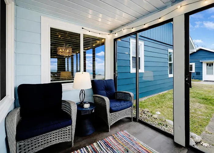 Lake Huron Getaway With Sun Porch And Beach Fun
