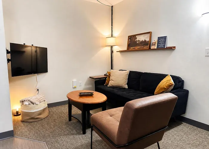 Cream City Industrial Loft Near Fiserv With Parking - Suite 1 - Sleeps 8