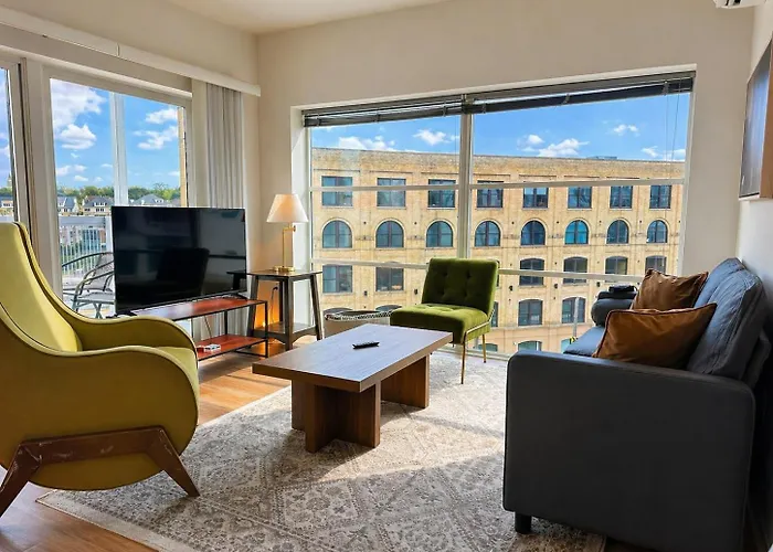 The Brady Corner Suite - Near Fiserv With Balcony - Sleeps 4