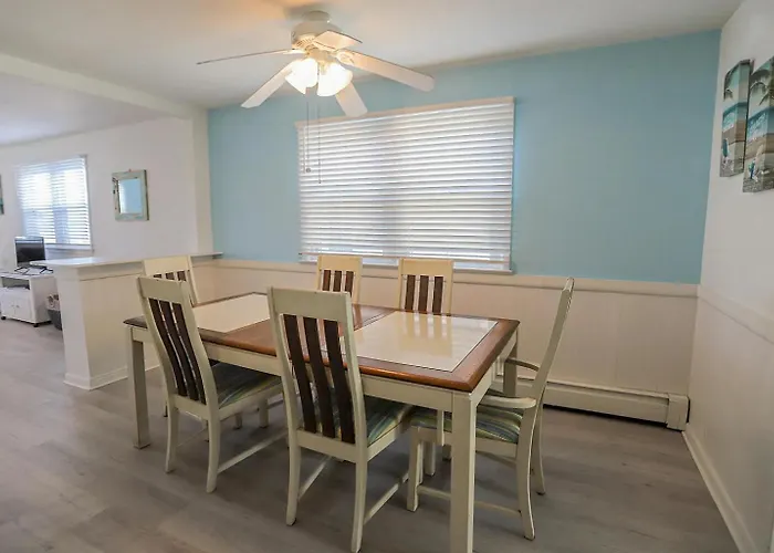 3Br Condo With A Covered Porch & Grill Few Blocks To The Beach, Bay And Dining