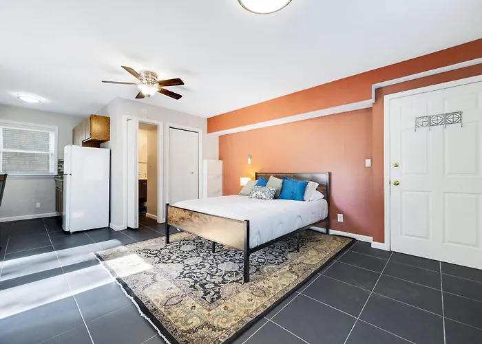 Kansas City West Plaza Furnished Studio Apartments--1E