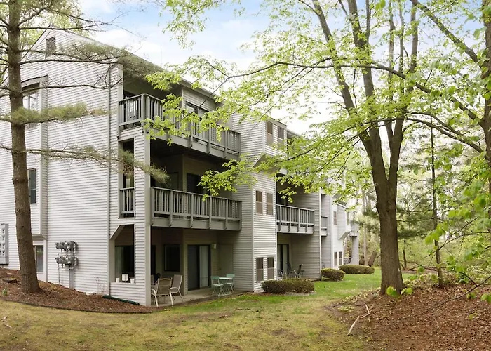 Retro Condo Beach & Pool Access Near Downtown