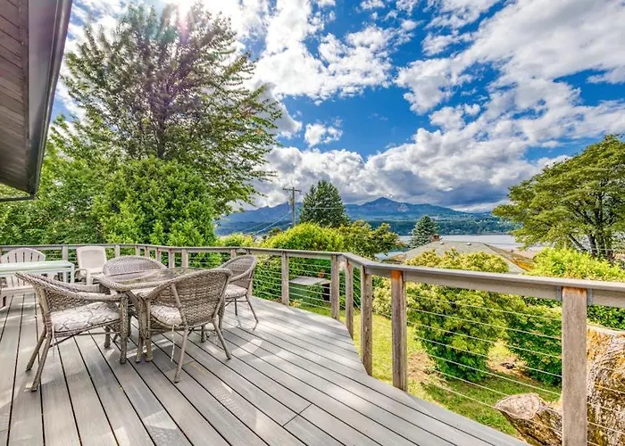 Magnificent Dog-Friendly Home With Lake & Mountain Views From The Large Deck