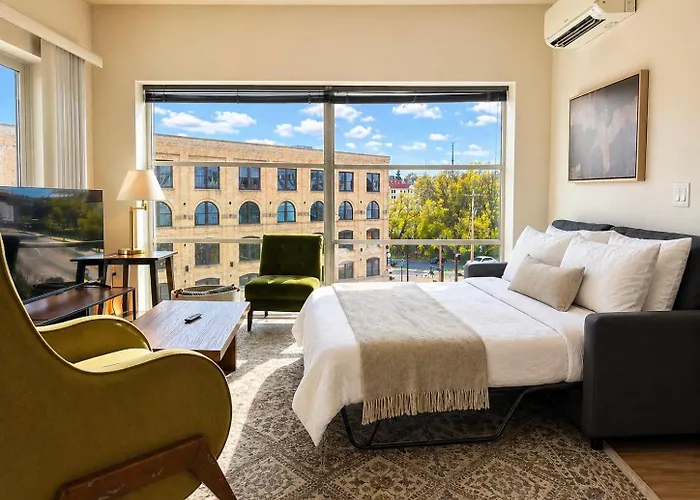 The Brady Corner Suite - Near Fiserv With Balcony - Sleeps 4