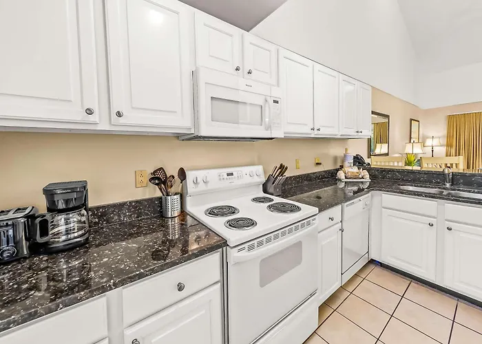 Lakefront Condo With Pools Gym & Hot Tub