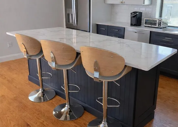 Newly Renovated Condo 1 Mile From Salem