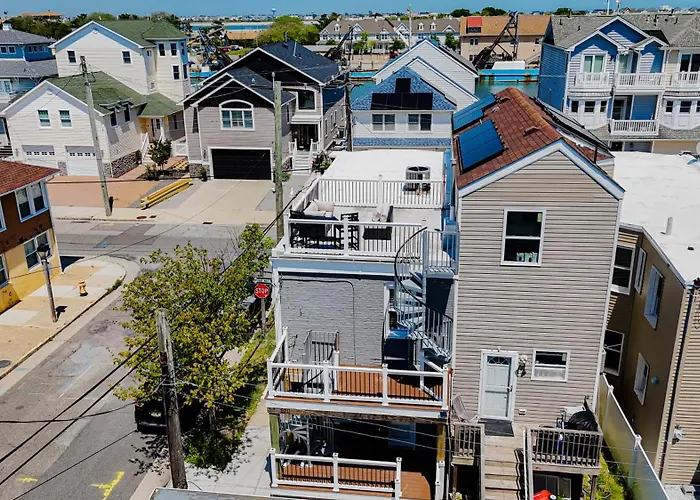 The Row House- Modern, Stylish And Newly Updated!