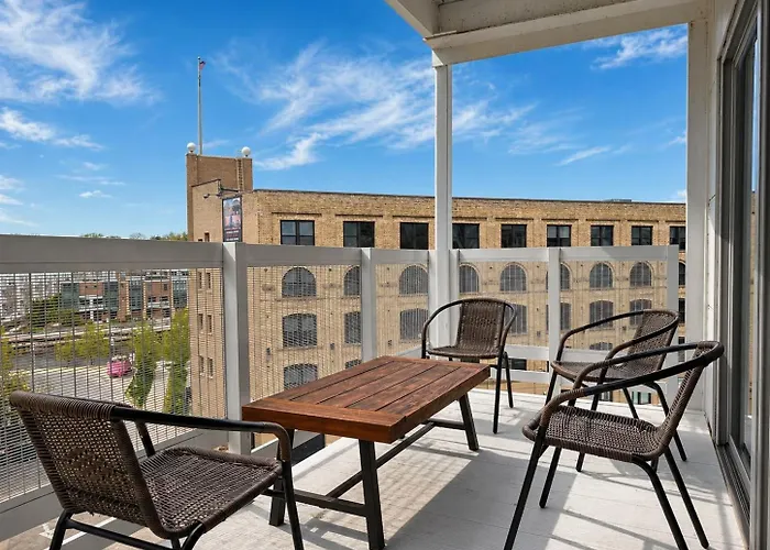 The Brady Corner Suite - Near Fiserv With Balcony - Sleeps 4