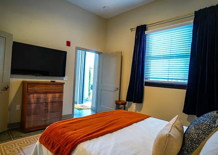 Opal Suite - New 2 Bed-2 Bath Loft Near Downtown!