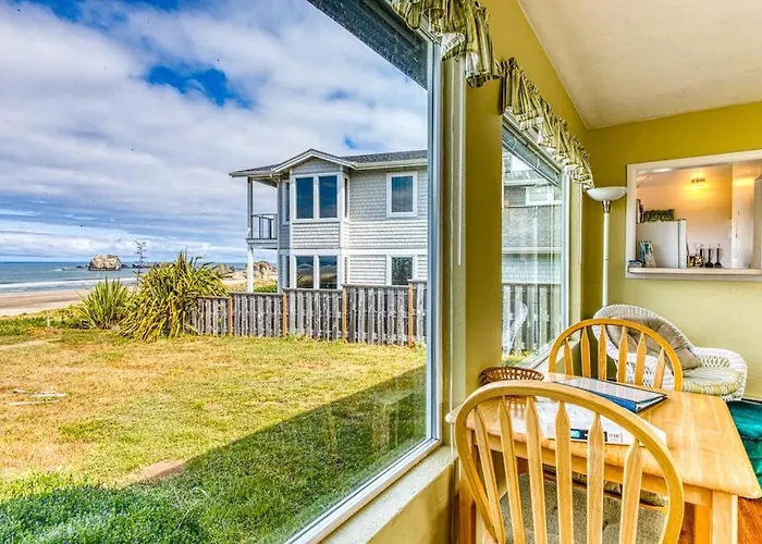 Inviting Dog-Friendly Studio With Unobstructed Ocean Views