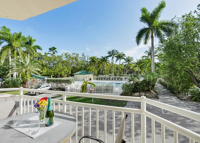Seas The Breeze, Poolside Condo Near The Beach