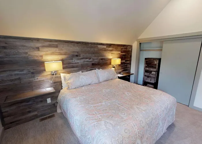 25 Eaglewood Condo
