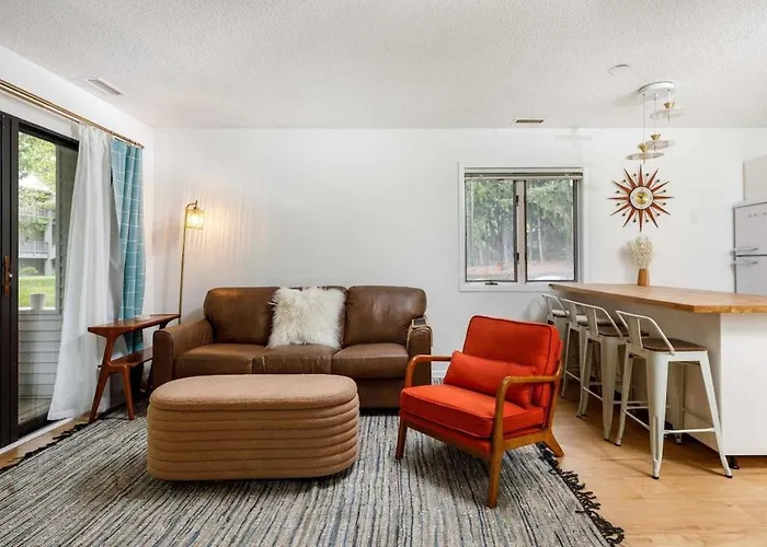 Retro Condo Beach & Pool Access Near Downtown