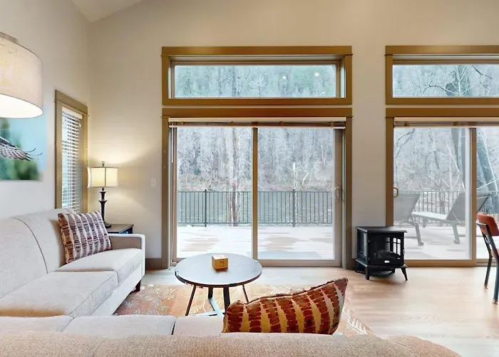 Amazing Riverfront Cabin With Views Deck Firepit & Grill - Dog-Friendly