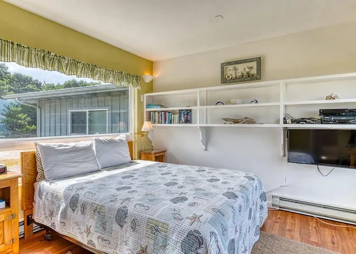Inviting Dog-Friendly Studio With Unobstructed Ocean Views