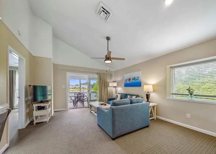 Family Friendly Lakefront Condo- Pools Fishing & Fun In New Bern