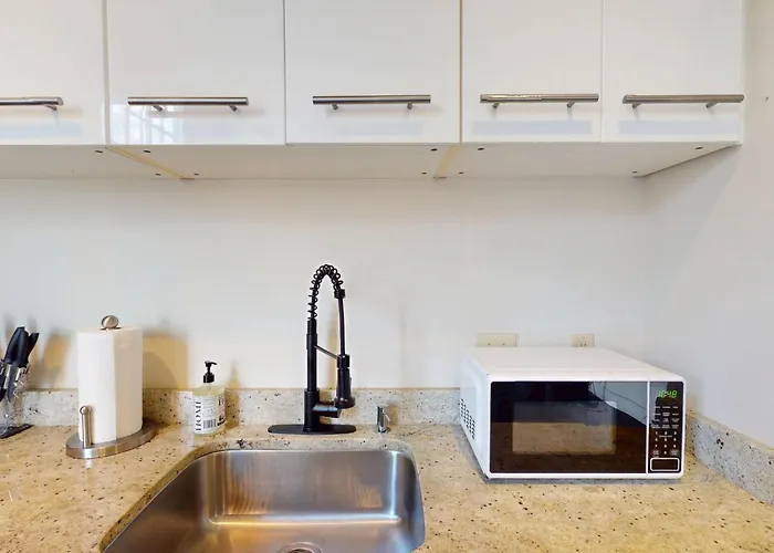 Boutique Cloverdale Loft With Balcony