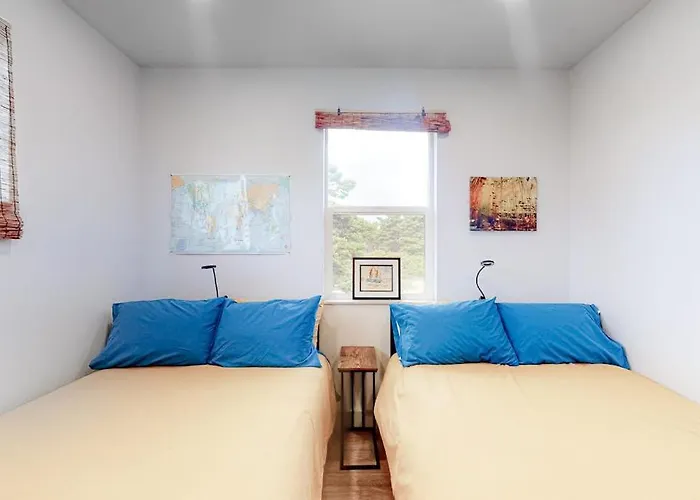 Beachy Dog-Friendly Home Near The Coast With Free Wifi & A Kitchenette