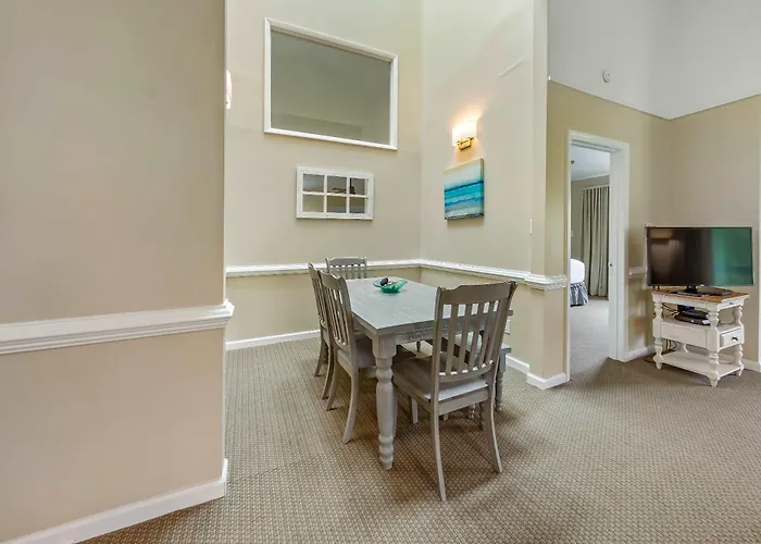 Family Friendly Lakefront Condo- Pools Fishing & Fun In New Bern