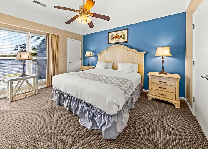 Lakefront Condo With Pools Gym & Hot Tub