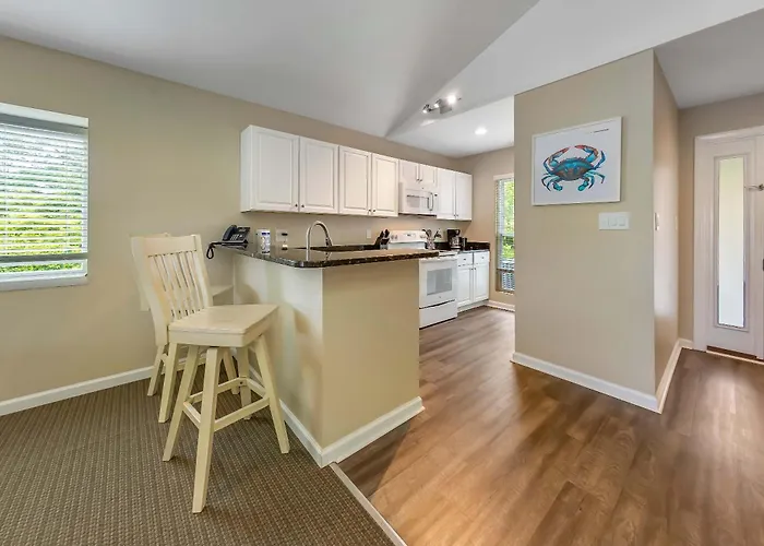 Family Friendly Lakefront Condo- Pools Fishing & Fun In New Bern