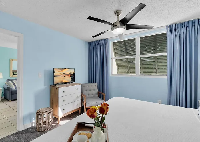 Seas The Breeze, Poolside Condo Near The Beach