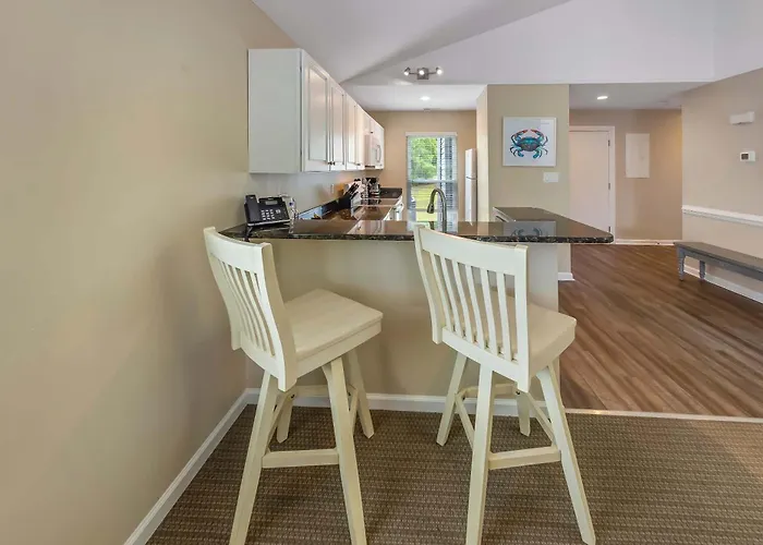 Family Friendly Lakefront Condo- Pools Fishing & Fun In New Bern