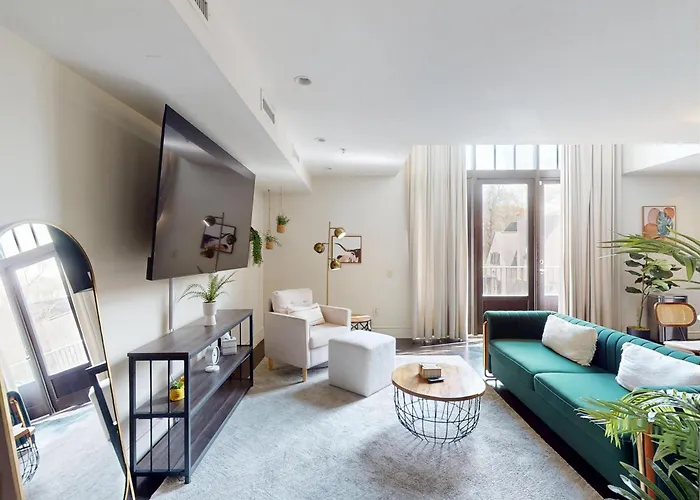 Boutique Cloverdale Loft With Balcony
