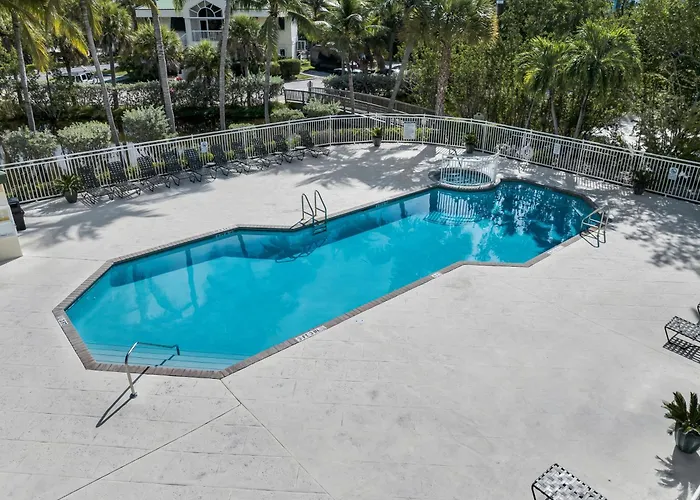 Seas The Breeze, Poolside Condo Near The Beach