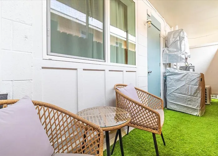 One Bed Honolulu Kaaha