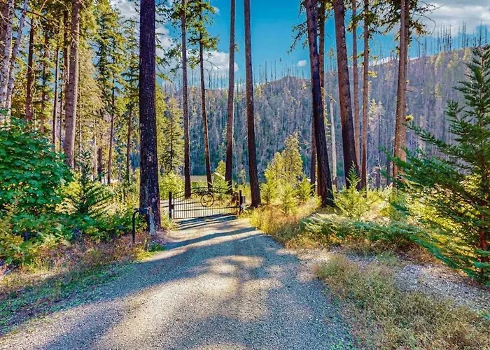 Amazing Riverfront Cabin With Views Deck Firepit & Grill - Dog-Friendly