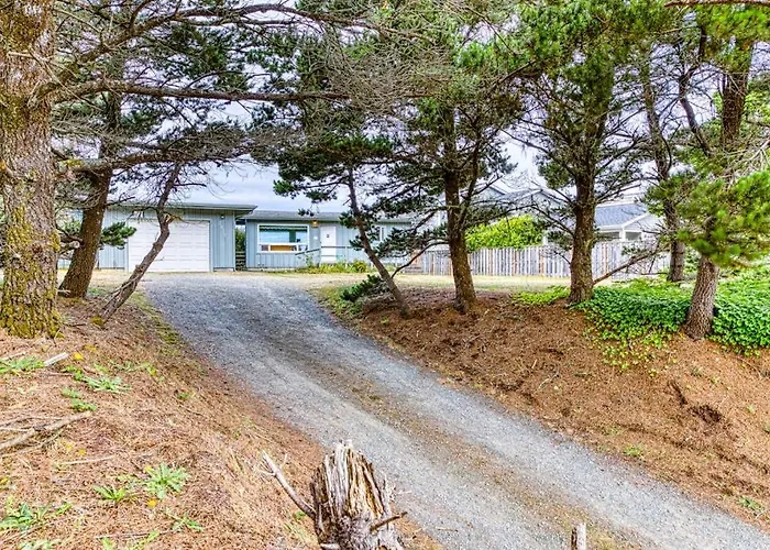 Inviting Dog-Friendly Studio With Unobstructed Ocean Views