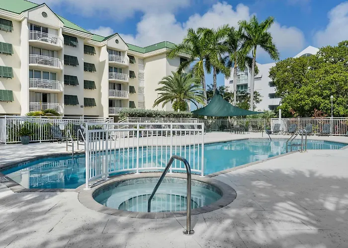Seas The Breeze, Poolside Condo Near The Beach