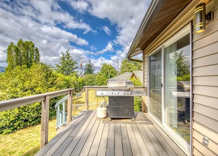 Magnificent Dog-Friendly Home With Lake & Mountain Views From The Large Deck
