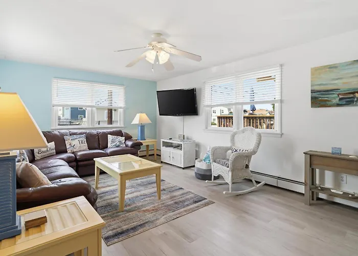3Br Condo With A Covered Porch & Grill Few Blocks To The Beach, Bay And Dining