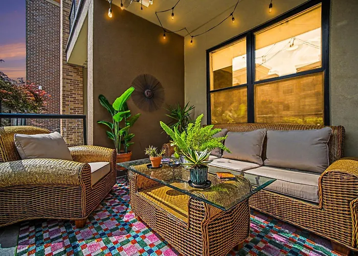 Beautiful Luxury Condo In The Heart Of Overland Park
