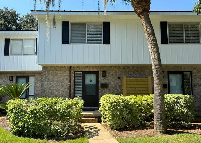 Easy Walk To The Beach With King Bed, Pool, And Bikes